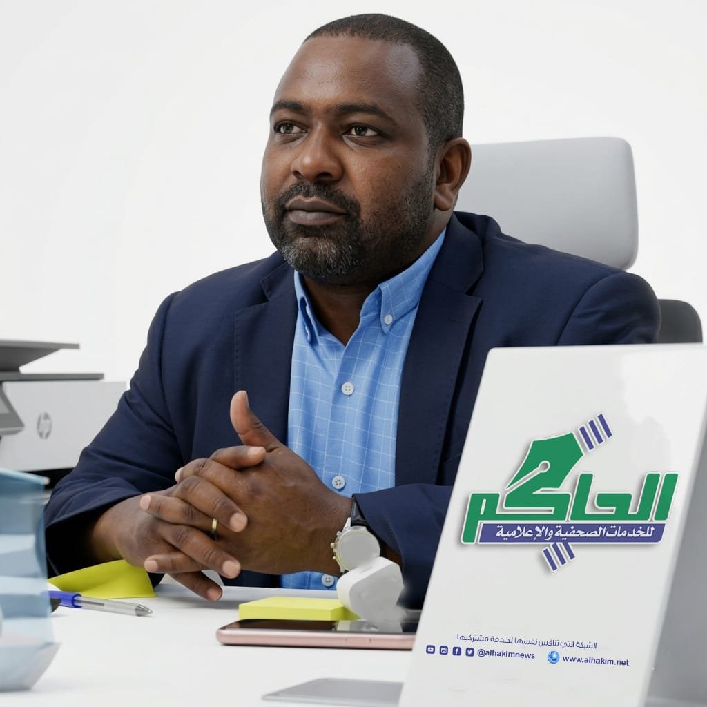 SAFISALMY's tweet photo. أوسمة الاستحقاق في زمن الحرب رجال دولة صنعوا الإنجاز

كلام سياسةالصافي سالم

في تاريخ الدول، لا تُقاس قيمة الرجال بكثرة المناصب التي تقلدوها، ولا بعدد السنوات التي قضوها خلف المكاتب، وإنما بما يتركونه من أثر عندما تضيق الخيارات وتصبح المسؤولية الوطنية امتحاناً حقيقياً للقدرة على الإدارة واتخاذ القرار.
والسودان، وهو يعبر واحدة من أعقد المراحل في تاريخه الحديث، كشف لنا عن رجال ومؤسسات عملوا في ظروف استثنائية، وتحملوا مسؤوليات جسيمة، وكانت لهم بصمات تستحق أن تُذكر وأن تخضع للتقييم المنصف بعيداً عن ضجيج السياسة واختلاف المواقف.ومن هنا، أجد نفسي أمنح معنوياً ثلاثة أوسمة ذهبية ونجمة رابعة لرجال ومؤسسات أرى أنهم قدموا نماذج جديرة بالتقدير في الإدارة والعمل والإنجاز.

الوسام الأول من الطبقة الأولى الذهبية.. الفريق محمد الغالي 
أضع الوسام الأول على صدر الفريق محمد الغالي علي يوسف، الأمين العام السابق لمجلس السيادة الانتقالي، تقديراً لما بذله من جهد إداري في واحدة من أصعب المراحل التي مرت بها الدولة السودانية، خاصة في الأيام الأولى للحرب، حين اضطربت مؤسسات كثيرة وأصبحت المحافظة على استمرارية الدولة نفسها مسؤولية ثقيلة.واليوم، وبعد استعادة مؤسسات الدولة في ولاية الخرطوم، تظهر أمامنا صورة أخرى تستحق الوقوف عندها، وهي ما شهدناه من أعمال تأهيل وتطوير لمباني القصر الجمهوري، حتى عاد هذا الصرح السيادي ليستقبل مراسم اعتماد السفراء في حلة تليق بمكانته ورمزيته الوطنية.القصر ليس مجرد مبنى ��ن الحجر؛ إنه أحد رموز الدولة السودانية وهيبتها وذاكرتها السياسية. وعودة الحياة الرسمية إليه تحمل رسالة بأن مؤسسات الدولة تستطيع النهوض مجدداً، وأن ما دمرته الحرب يمكن أن تعيده الإرادة والعمل والإدارة.ولهذا يستحق الفريق محمد الغالي كلمة وفاء، لأن الرجال يُعرفون أكثر عندما تصبح المسؤولية عبئاً لا امتيازاً، وعندما يكون المطلوب منهم أن يحافظوا على مؤسسات الدولة وسط أصعب الظروف.
الوسام الثاني من الطبقة الأولى الذهبية الدكتور جبريل إبراهيم
أما الوسام الثاني، فأمنحه إلى الدكتور جبريل إبراهيم، وزير المالية والتخطيط الاقتصادي، الذي وجد نفسه أمام اقتصاد يخوض ��رباً لا تقل ضراوة عن الحرب في الميدان.انتقلت مؤسسات الدولة إلى بورتسودان، وتقلصت الموارد، وتعطلت قطاعات إنتاجية وخدمية واسعة، وأصبحت وزارة المالية أمام امتحان بالغ الصعوبة: كيف تستمر الدولة في الوفاء بالتزاماتها وهي تواجه حرباً واسعة وتداعيات اقتصادية واجتماعية هائلة؟قد يختلف الناس حول السياسات الاقتصادية، وهذا أمر طبيعي، ولكن الإنصاف يقتضي الاعتراف بأن استمرار مؤسسات الدولة وتمويلها والمحافظة على الحد الأدنى من تماسك الاقتصاد في ظروف الحرب كان مسؤولية شاقة.لقد أصبحت بورتسودان خلال تلك ال��رحلة مركزاً لإدارة الدولة، وكان على وزارة المالية أن تعمل وسط واقع استثنائي لا تحكمه قواعد الاقتصاد في الظروف الطبيعية.ولذلك فإن جبريل يستحق وساماً ذهبياً على الصمود الإداري والاقتصادي، وعلى حمل ملف بالغ الحساسية في زمن كانت فيه الدولة تقاتل من أجل البقاء والاستمرار.

الوسام الثالث من الطبقة الأولى الذهبية.مبارك أردول أما الوسام الثالث، فأضعه على صدر الأستاذ مبارك أردول، المدير العام السابق للشركة السودانية للموارد المعدنية. وأستحضر هنا قراراً أثار في وقته انتقادات وجدلاً واسعاً، عندما مضت الشركة في امتلاك مقرها ومبانيها. يومها نظر البعض إلى الأمر باع��باره إنفاقاً كان يمكن توجيهه إلى أولويات أخرى، لكن الحرب كثيراً ما تعيد قراءة القرارات القديمة من زاوية لم تكن حاضرة وقت اتخاذها.فالمبنى الذي تعرض قرار امتلاكه للانتقاد أصبح لاحقاً من المواقع التي استفادت منها مؤسسات الدولة في ظروف النزوح الإداري، وأصبح شاهداً على أهمية امتلاك الدولة لأصول ومقار تستطيع اللجوء إليها عندما تضيق الخيارات.الإدارة الناجحة ليست فقط إدارة يومها، وإنما أن تترك وراءها أصولاً ومؤسسات يمكن أن تخدم الدولة لسنوات مقبلة.ومن هنا فإن أردول يستحق أن يُذكر باعتباره واحداً من الذين اتخذوا قرارات ربما لم تحظَ بالإجماع في وقتها، لكن قيمتها الحقيقية ظهرت عندما تغيرت الظروف وأصبحت الدولة أحوج ما تكون إلى بنيتها المؤسسية.النجمة الرابعة.. للدبلوماسية السودانيةأما النجمة الرابعة، فهي ليست لشخص واحد، وإنما أهديها إلى رجال ونساء وزارة الخارجية والتعاون الدولي، وزيراً وسفراء ودبلوماسيين وإداريين وعاملين، تحت قيادة السفير محيي الدين سالم، وزير الخارجية والتعاون الدولي.لقد أصبحت الدبلوماسية خلال الحرب جبهة لا تقل أهمية عن بقية جبهات حماية الدولة؛ ففي القاعات الدولية تُصاغ المواقف، وتُبنى التحالفات، وتُدار المعارك القانونية والسياسية والإعلامية.
وفي مقدمة الأسماء التي برزت على هذه .