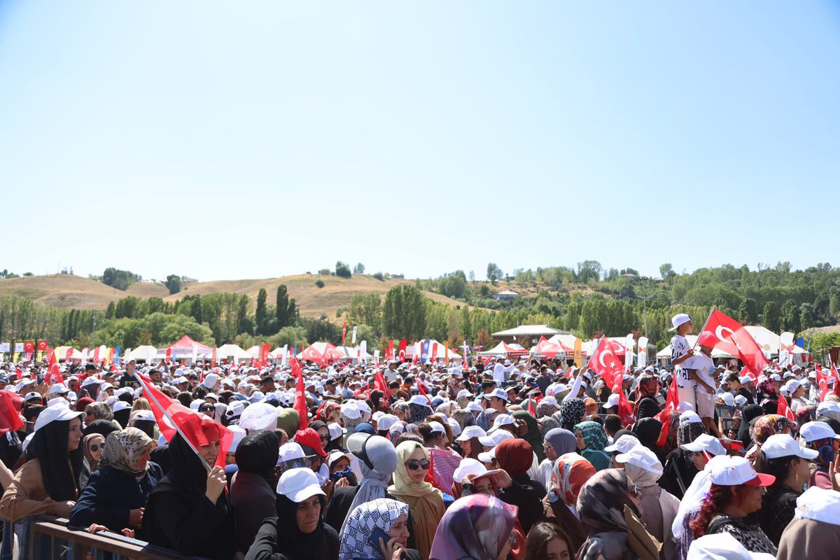 akpartitatvan13's tweet photo. 📍Ahlat

Malazgirt Zaferi’nin 955. yıl dönümünde, Genel Başkanımız ve Cumhurbaşkanımız Sayın @RTErdogan ’ı Ahlat’ta büyük bir heyecan ve coşkuyla karşıladık.

1071’de Anadolu’nun kapılarını açan ecdadın mirasını, aynı ruh ve kararlılıkla yarınlara taşımaya devam ediyoruz. 🇹🇷 https://t.co/mPrMsSFGrG