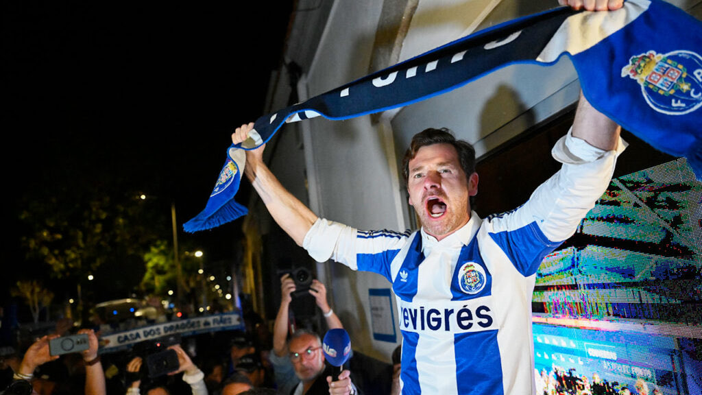 vitorsmirand's tweet photo. Tem 46 anos, é doente pelo FC Porto e só agora está a começar, por isso imaginem. https://t.co/aYJczJI522