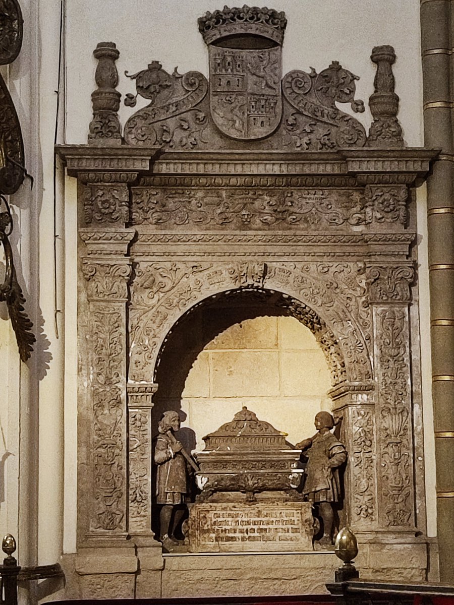 trastamara_ana's tweet photo. La historiografía suele recordar a Alfonso X el Sabio por su legado astronómico y legal. Sin embargo, su vida privada fue el verdadero laboratorio político donde se probaron las leyes que transformaron la Corona de Castilla.

Nacido en Toledo en 1221, Alfonso X encarnó la unión entre el expansionismo castellano-leonés de su padre, Fernando III el Santo, y la legitimidad imperial de su madre, Beatriz de Suabia, nieta del emperador Federico Barbarroja. 
Esta ascendencia germánica determinó tanto su fisionomía euroccidental (descrita en las crónicas por su elevada estatura y rasgos claros) como su posterior y obsesiva aspiración al trono del Sacro Imperio Romano Germánico, conocida en la historiografía como el "Fecho del Imperio".

Su matrimonio con la infanta Violante, hija de Jaime I el Conquistador, fue un movimiento estratégico de pacificación peninsular. Tras unos primeros años de esterilidad aparente que amenazaron la estabilidad de la corte, el matrimonio concibió once hijos legítimos, transformando la corte alfonsí en una de las redes familiares más extensas y complejas de la Europa medieval.

El fallecimiento prematuro del primogénito y heredero legítimo, el infante Fernando de la Cerda, fracturó la cohesión interna del reino. El orden tradicional consuetudinario castellano favorecía al hijo segundón, el infante Sancho, mientras que el nuevo marco doctrinal romano introducido por el propio rey en las Siete Partidas amparaba el derecho de representación de los hijos del fallecido (los infantes de la Cerda).

En las Cortes de Valladolid de 1282, Sancho despojó de facto a su padre de sus poderes ejecutivos, reduciendo el control efectivo del rey Sabio a la circunscripción de Sevilla y Murcia, las cuales permanecieron fieles a su causa. El monarca llegó a declarar formalmente a su hijo como traidor en sus disposiciones testamentarias.

En 1277, Alfonso X ordenó la captura y ejecución sumaria de su propio hermano, el infante don Fadrique. Historiadores medievalistas apuntan a que Fadrique, quien mantenía estrechos vínculos con facciones rebeldes y con la Corona de Aragón, participaba activamente en conjuras palaciegas destinadas a desestabilizar la autoridad regia en un momento de extrema debilidad financiera.

Alfonso X falleció en Sevilla en 1284.
Sus disposiciones de última voluntad dictaron una división física de sus restos mortales, una práctica escatológica común entre la alta realeza medieval orientada a sacralizar múltiples espacios geográficos.

Su cuerpo reposa en la Capilla Real de la Catedral de Sevilla, junto a sus progenitores, consolidando el panteón de la reconquista andaluza.

Sus vísceras y entrañas fueron trasladadas al Altar Mayor de la Catedral de Murcia, urbe de gran valor geoestratégico que defendió su legitimidad frente a la insurgencia de Sancho.
Originalmente, los restos viscerales descansaban en el Alcázar Mayor de Murcia (Capilla de Santa María la Real), sin embargo, en 1525, bajo el mandato del Emperador Carlos V, se autorizó el traslado definitivo de las reliquias al presbiterio de la nueva Catedral para otorgarles un reposo más digno y monumental.

En cuanto al corazón del monarca, aunque inicialmente proyectó su envío al Monte Calvario en Jerusalén bajo la custodia de la Orden del Temple, vicisitudes de la época impidieron el traslado, quedando finalmente depositado e integrado junto a sus entrañas en el conjunto catedralicio murciano.

Ubicada en el lado del Evangelio del Altar Mayor, la obra destaca por su refinado estilo renacentista plateresco, configurándose como un nicho exento que no pasa desapercibido.
La base del monumento exhibe una lápida conmemorativa con una inscripción medieval en castellano antiguo que recuerda los motivos políticos de su ubicación:

"Aquí están las entrañas del señor rey don Alonso X, el qual muriendo en Sevilla por la gran lealtad con que esta cibdat de Murcia le sirvió en sus adversidades las mandó sepultar en ella."

#HistoriadeEspaña🇪🇦 
#Medievo