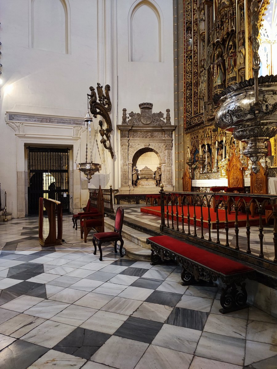 trastamara_ana's tweet photo. La historiografía suele recordar a Alfonso X el Sabio por su legado astronómico y legal. Sin embargo, su vida privada fue el verdadero laboratorio político donde se probaron las leyes que transformaron la Corona de Castilla.

Nacido en Toledo en 1221, Alfonso X encarnó la unión entre el expansionismo castellano-leonés de su padre, Fernando III el Santo, y la legitimidad imperial de su madre, Beatriz de Suabia, nieta del emperador Federico Barbarroja. 
Esta ascendencia germánica determinó tanto su fisionomía euroccidental (descrita en las crónicas por su elevada estatura y rasgos claros) como su posterior y obsesiva aspiración al trono del Sacro Imperio Romano Germánico, conocida en la historiografía como el "Fecho del Imperio".

Su matrimonio con la infanta Violante, hija de Jaime I el Conquistador, fue un movimiento estratégico de pacificación peninsular. Tras unos primeros años de esterilidad aparente que amenazaron la estabilidad de la corte, el matrimonio concibió once hijos legítimos, transformando la corte alfonsí en una de las redes familiares más extensas y complejas de la Europa medieval.

El fallecimiento prematuro del primogénito y heredero legítimo, el infante Fernando de la Cerda, fracturó la cohesión interna del reino. El orden tradicional consuetudinario castellano favorecía al hijo segundón, el infante Sancho, mientras que el nuevo marco doctrinal romano introducido por el propio rey en las Siete Partidas amparaba el derecho de representación de los hijos del fallecido (los infantes de la Cerda).

En las Cortes de Valladolid de 1282, Sancho despojó de facto a su padre de sus poderes ejecutivos, reduciendo el control efectivo del rey Sabio a la circunscripción de Sevilla y Murcia, las cuales permanecieron fieles a su causa. El monarca llegó a declarar formalmente a su hijo como traidor en sus disposiciones testamentarias.

En 1277, Alfonso X ordenó la captura y ejecución sumaria de su propio hermano, el infante don Fadrique. Historiadores medievalistas apuntan a que Fadrique, quien mantenía estrechos vínculos con facciones rebeldes y con la Corona de Aragón, participaba activamente en conjuras palaciegas destinadas a desestabilizar la autoridad regia en un momento de extrema debilidad financiera.

Alfonso X falleció en Sevilla en 1284.
Sus disposiciones de última voluntad dictaron una división física de sus restos mortales, una práctica escatológica común entre la alta realeza medieval orientada a sacralizar múltiples espacios geográficos.

Su cuerpo reposa en la Capilla Real de la Catedral de Sevilla, junto a sus progenitores, consolidando el panteón de la reconquista andaluza.

Sus vísceras y entrañas fueron trasladadas al Altar Mayor de la Catedral de Murcia, urbe de gran valor geoestratégico que defendió su legitimidad frente a la insurgencia de Sancho.
Originalmente, los restos viscerales descansaban en el Alcázar Mayor de Murcia (Capilla de Santa María la Real), sin embargo, en 1525, bajo el mandato del Emperador Carlos V, se autorizó el traslado definitivo de las reliquias al presbiterio de la nueva Catedral para otorgarles un reposo más digno y monumental.

En cuanto al corazón del monarca, aunque inicialmente proyectó su envío al Monte Calvario en Jerusalén bajo la custodia de la Orden del Temple, vicisitudes de la época impidieron el traslado, quedando finalmente depositado e integrado junto a sus entrañas en el conjunto catedralicio murciano.

Ubicada en el lado del Evangelio del Altar Mayor, la obra destaca por su refinado estilo renacentista plateresco, configurándose como un nicho exento que no pasa desapercibido.
La base del monumento exhibe una lápida conmemorativa con una inscripción medieval en castellano antiguo que recuerda los motivos políticos de su ubicación:

"Aquí están las entrañas del señor rey don Alonso X, el qual muriendo en Sevilla por la gran lealtad con que esta cibdat de Murcia le sirvió en sus adversidades las mandó sepultar en ella."

#HistoriadeEspaña🇪🇦 
#Medievo