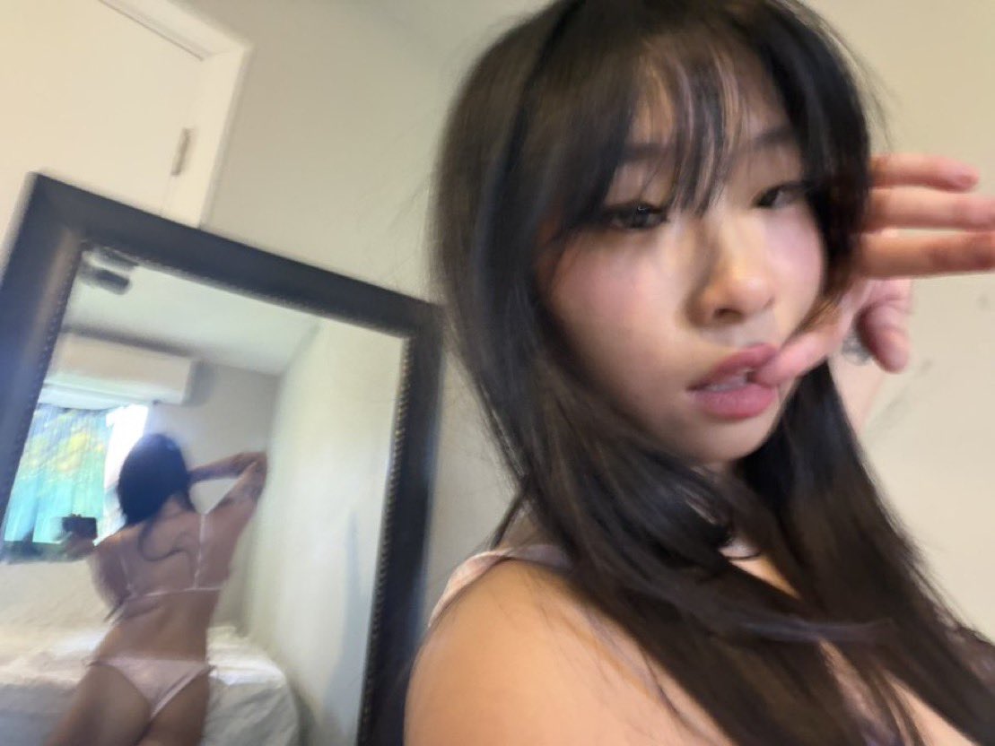 ursgescortgirl's tweet photo. Good morning everyone 
Don’t look back hehe 😜 https://t.co/KYWiYrBaUn