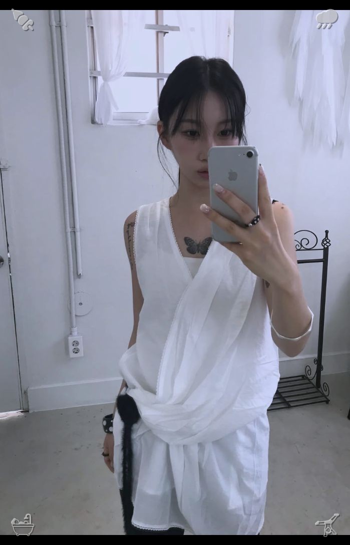 RmtZtomo's tweet photo. 🐿Closet Decluttering The closet has been organized. The following morning, I open my eyes, and my initial focus lands on the trophy. It serves as a symbol of my progress and potential. Rising from bed, I brew some tea and make my way to the pool—since that’s my true place. https://t.co/O9j3rkCE8o
