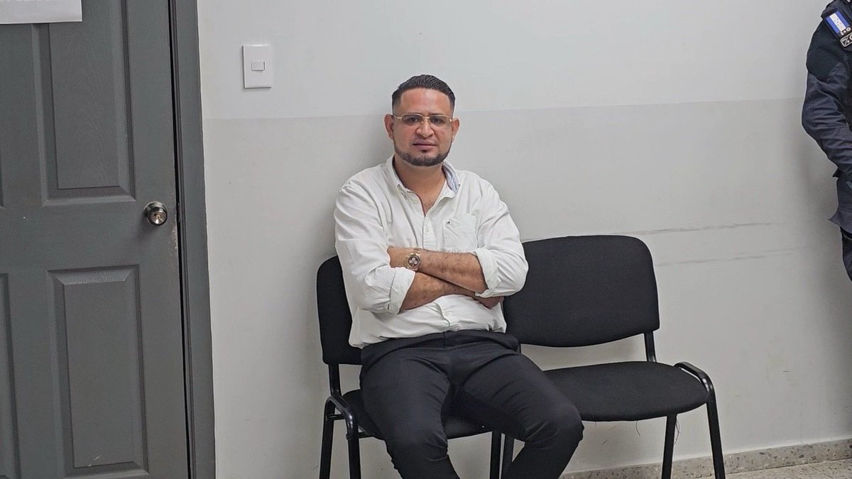 MSinReservasHN's tweet photo. En libertad, seguirán juicio "Tiktokers", Soy Rosel" y Urías Lobo,por trato degradante, tras raparle el cabello a un niño a cambio de 500 lempiras. 
¿Habrán aprendido la lección? 
#Honduras https://t.co/Cc3vdmgzAe