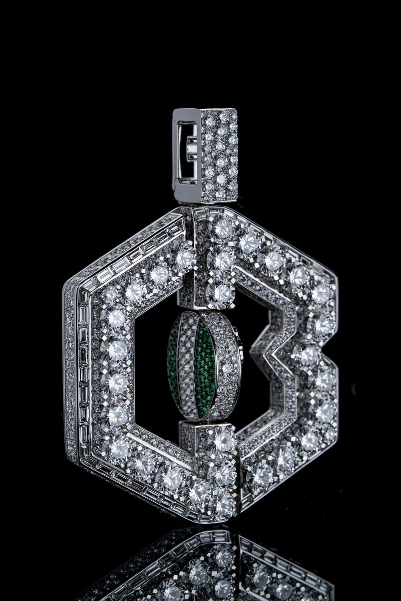 LKB_UK's tweet photo. A luxury tailored VIP service for @CalvinBassey to unveal not just a pendant but a logo which stands for community Inclusivity & empowerment- Bassey Collective
#LKBJewellers #LocalKettleBrothers #VIPdelivery #CalvinBassey https://t.co/wBDOzQ0oWj