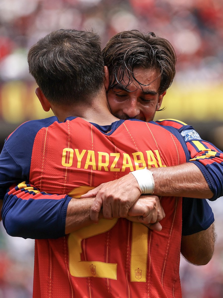 fifaworldcup_es's tweet photo. Que no falten los abrazos. 🫂⚽️

#CopaMundialFIFA https://t.co/XgsCvJ4oCP
