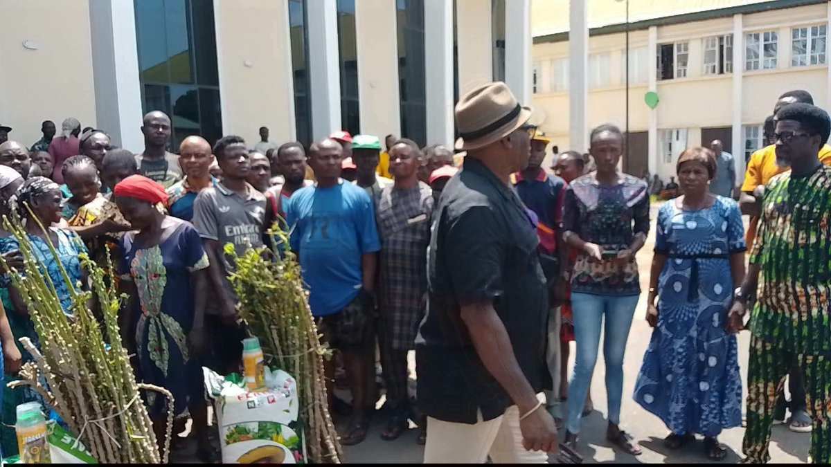 Nwaugwu001's tweet photo. BREAKING: Isi-Uzo LGA Chairman, Obiora Obeagu, reportedly empowered young female and male graduates with bundles of cassava sticks. 

The visibly unhappy beneficiaries expected modern farming equipment from the local government administrator as they grudgingly received the items. https://t.co/j6QSax9MCx