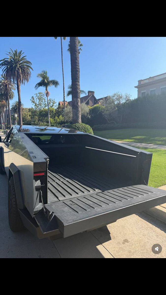 Miciaelah's tweet photo. Tesla makes commuting feel less like a chore. #Cybertruck #FSD #Tesla https://t.co/UJfOISiE5W