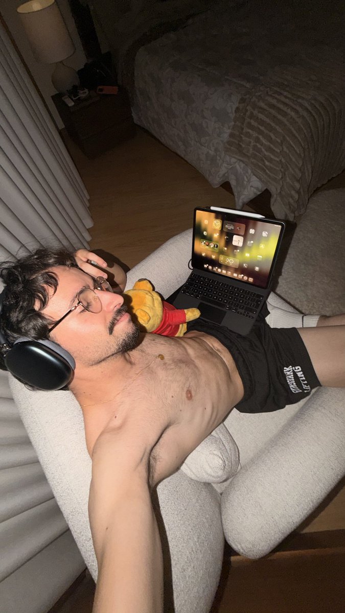 youaresoandre's tweet photo. don’t disturb, I’m in my element 😌🎧💻 https://t.co/xRVlzfMksc