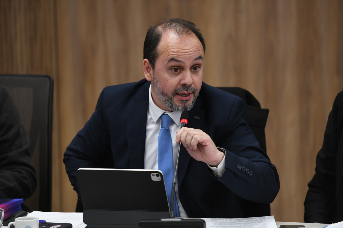 EnteMetropolCba's tweet photo. El Ente Metropolitano Córdoba participó del debate nacional por una Ley Federal de Áreas Metropolitanas, aportando la experiencia cordobesa en gobernanza, cooperación intermunicipal y planificación regional.

Durante la reunión, el presidente @Dean_Rodrigo  destacó la importancia de fortalecer estos espacios de gestión conjunta, capaces de reunir a municipios con distintas realidades, capacidades y pertenencias políticas en torno a objetivos comunes.

La experiencia del Ente demuestra que la cooperación metropolitana permite ampliar capacidades locales, impulsar proyectos de impacto regional y mejorar la calidad de vida de las comunidades.

Agradecemos a la presidenta de la Comisión de Asuntos Municipales, diputada @caritobasualdo , y al diputado (MC) @fabiojquetglas  por la convocatoria y por abrir este espacio de diálogo federal sobre el presente y el futuro de las áreas metropolitanas en Argentina.

Desde Córdoba, seguimos trabajando por una región más integrada, solidaria y sostenible.