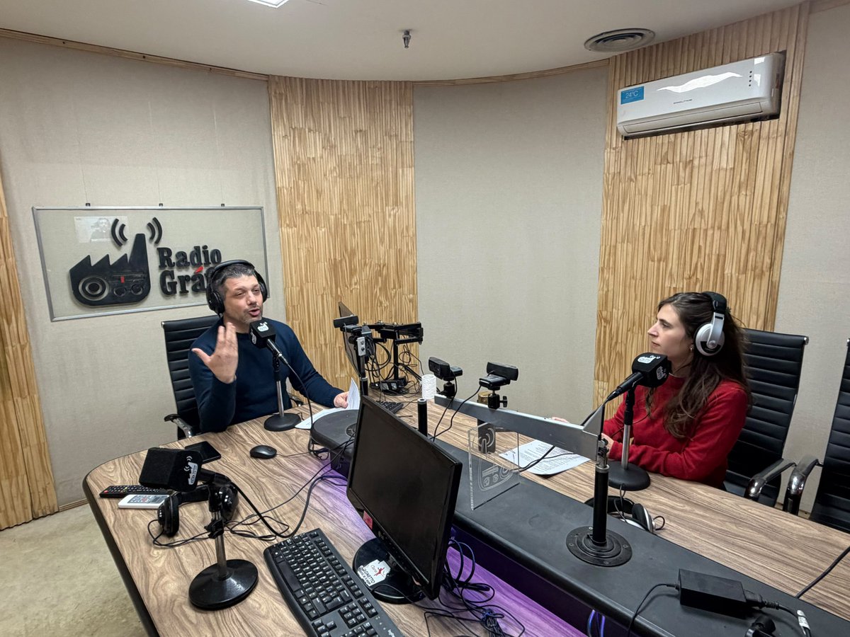 La_Bancaria's tweet photo. #RadioLaBancaria

Hoy, en #InteresesColectivos por @radiografica893 analizamos los datos negativos que arroja el modelo de país que impulsa este gobierno, donde el crecimiento no llega a la mesa familiar: cae el consumo y crece la deuda para comprar alimentos. https://t.co/VVVYpCAwVQ