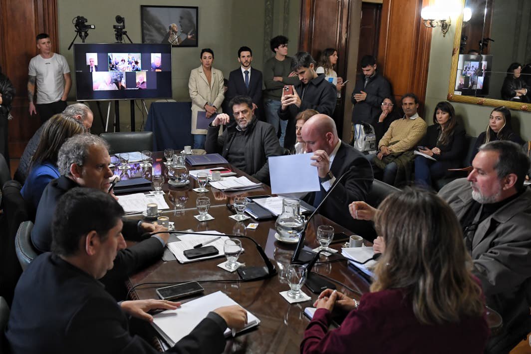 NerinaNeumann's tweet photo. Hoy en la Comisión de Reforma Política planteé dos desafíos: avanzar con el calendario electoral, boleta única papel y empezar a construir, entre todos los sectores, una reforma de la Constitución bonaerense.

Las reglas no pueden pensarse para una elección. La Provincia necesita una mirada de largo plazo.