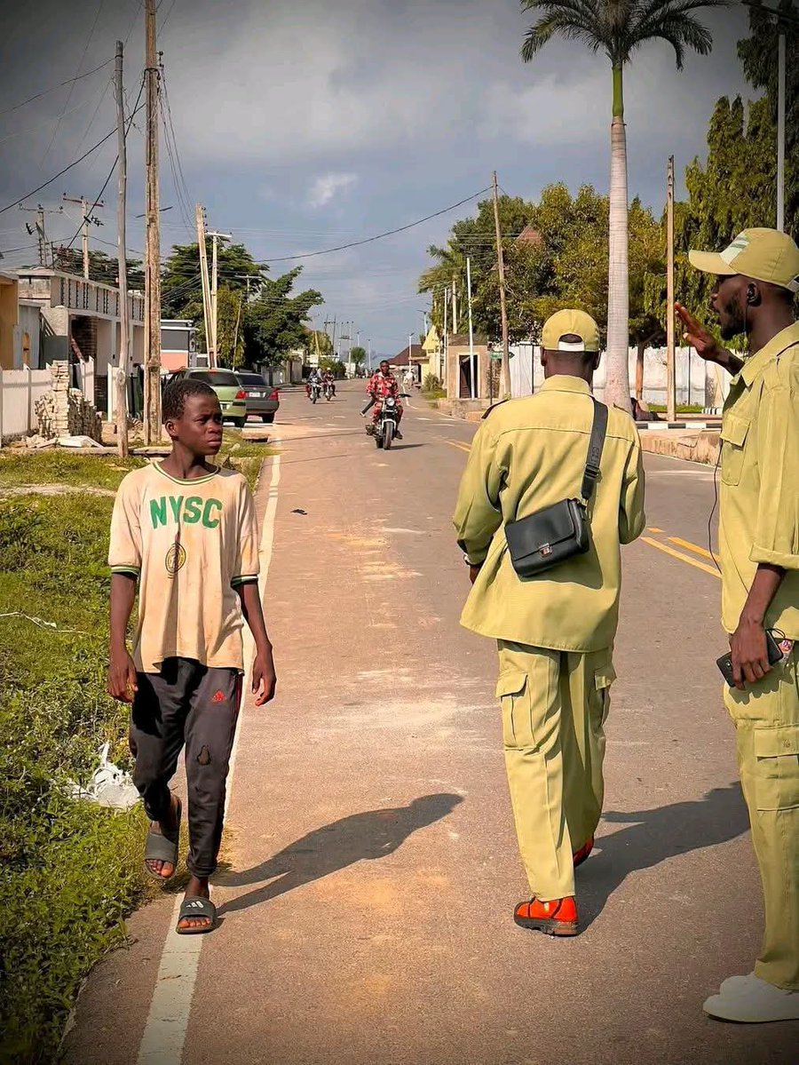 nysc360's tweet photo. 😂🇳🇬 WHEN A CORPER SEES A SENIOR CORPER! 🫡
A special salute must be given! 😆🫡🇳🇬
Respect your senior, no matter what! 😂🔥
#NYSC #Corper #SeniorCorper #Nigeria #Naija #Funny #NYSCComedy #NigerianComedy #ViralContent https://t.co/aMiIzzf8yJ