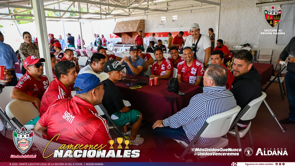 Seccion42_STPRM's tweet photo. Después de tres días intensos, emocionantes y llenos de orgullo para la Sección 42, nuestro líder Luis Gerardo Pérez Sánchez, acompañado por los integrantes del Comité Ejecutivo Local, organizó un convivio muy especial para recibir el día de ayer, procedentes de Tula de Allende, a nuestros deportistas como se merecen: como verdaderos campeones nacionales.

Este convivio organizado por nuestro líder fue un momento lleno de fraternidad, alegría y cercanía. Nuestros jugadores convivieron como una sola familia, celebrando no solo las tres victorias que nos llevaron a la cima, sino también el espíritu de unidad y camaradería que distingue a nuestra Sección 42.

Asimismo, los jugadores expresaron un agradecimiento muy especial al Ing. Luis Ricardo Aldana Prieto, por la organización, gestión, visión y desarrollo de estas Jornadas Deportivas PEMEX‑STPRM 2026.

Gracias a su impulso, estas jornadas no solo fortalecen la sana convivencia para los trabajadores y sus familias, sino que se han convertido en un verdadero espectáculo digno de ver por todos. La pasión por servir del Ingeniero Aldana a la base trabajadora ha contagiado a nuestros deportistas, y este año quedó demostrado: el nivel de juego, la entrega y la intensidad con la que se disputaron los partidos alcanzaron un nuevo estándar, reflejando el compromiso y la inspiración que su liderazgo ha sembrado en esta tercera edición.

Estas imágenes reflejan el orgullo de nuestra gente, el compromiso de nuestros deportistas y el acompañamiento cálido de nuestro líder, quien siempre ha estado cerca de cada uno de ellos, reconociendo su esfuerzo y celebrando sus triunfos.

#SomosSTPRM #MásUnidosQueNunca #UnidosVenceremos 
@lgps03101 @MarcoAzuara1