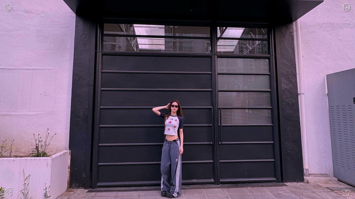 sundayglory_'s tweet photo. Later in the day, Lila slipped into a relaxed spring outfit—jean overalls, a simple white tee, and clean white trainers. She pulled her hair up into a loose bun and popped on some shades to complete the laid-back, stylish feel. Frozen raspberries Raspberries, kept chilled❄️ https://t.co/whHhsJ0Goj