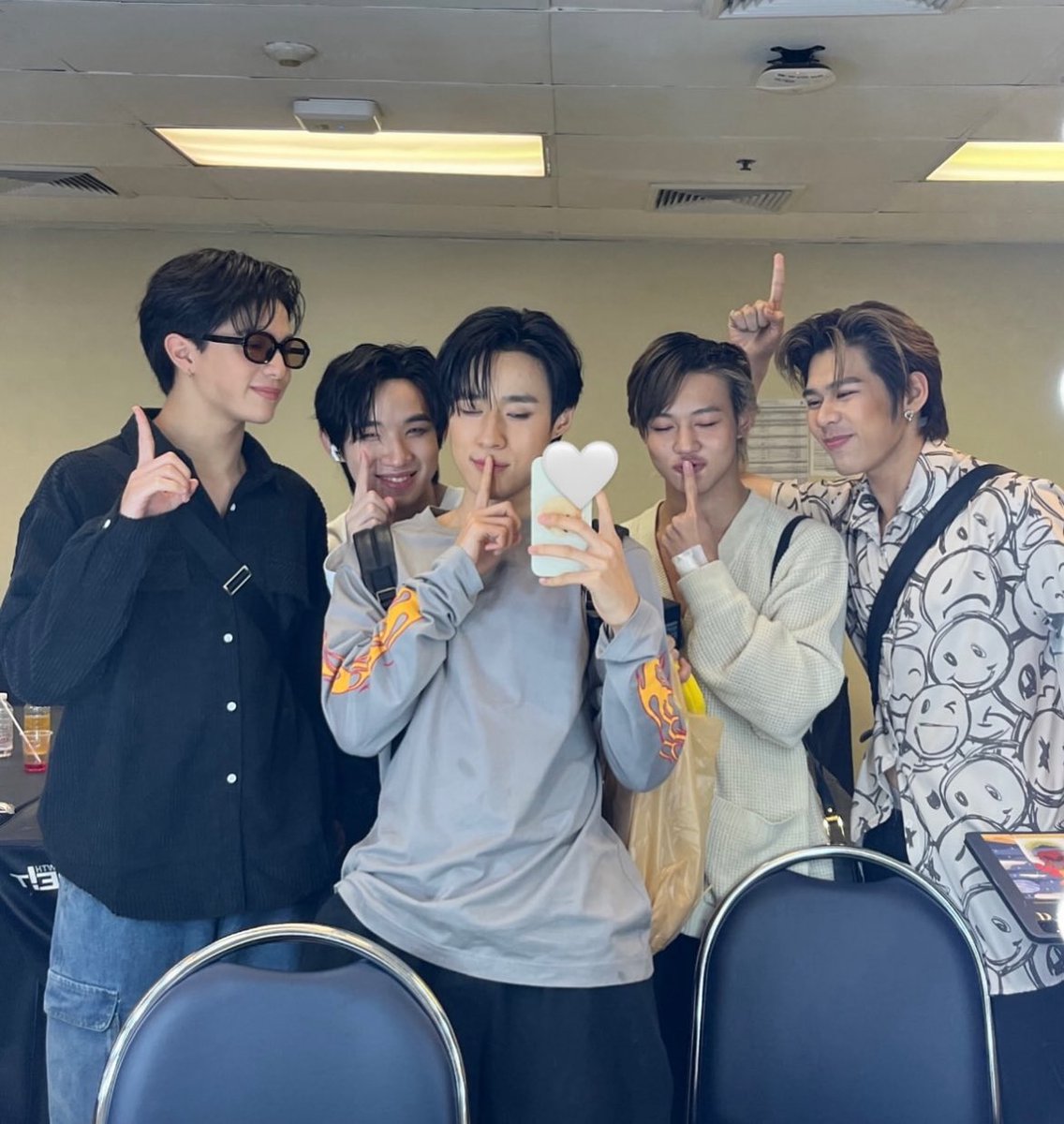 sibseong's tweet photo. 💬 " 3 years ago " @ LYKN In IMPACT 

* * ครบรอบสามปีแล้วที่ไลอ้วมได้ขึ้นปัยวิ่งเล่นบนอิมแพคครั้งแรก 🥺 ตอนนั้นมันพึ่งเดบิวต์กันได้สามเดือนเอง แต่ก็ได้ขึ้นปัยในฐานะ guest แล้วมันตื่นเต้นกันมากกก ก ลงรูปอวดกันใหญ่ ๆ ตอนนิ้ ้ ผ่านมาสามปี พวกฮีมีคอนของตัวเองบนอิมแพคแร้ว ละเป็นครั้งที่ 2 แล้ว ด้ ว ย ซ้ ำ T T💧ครั้งแรก (☝🏻) สองวัน ครั้งที่สอง (✌🏻) สามวัน * บัตรหมดเกลี้ยงบ๋อแบ๋ * ฮรึก ㅠㅠㅠㅠㅠㅠㅠㅠㅠㅠㅠㅠ ㅠ เก่งมากอัยพวกตุดของจั๊น ♡ ♡ ♡