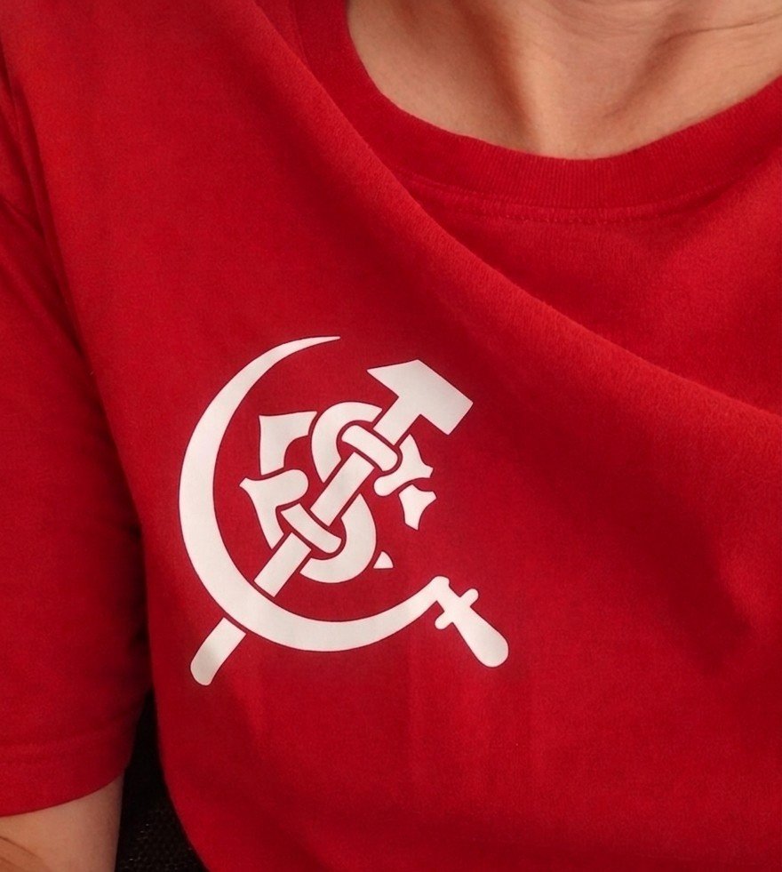 fefacolorada's tweet photo. Aos colorados de esquerda que perguntaram sobre a minha camisa do Inter Comunista, mandei fazer personalizada. Bora aparecer assim no Beira-Rio? 

🇵🇱🚩 https://t.co/rPEbq6BMtO