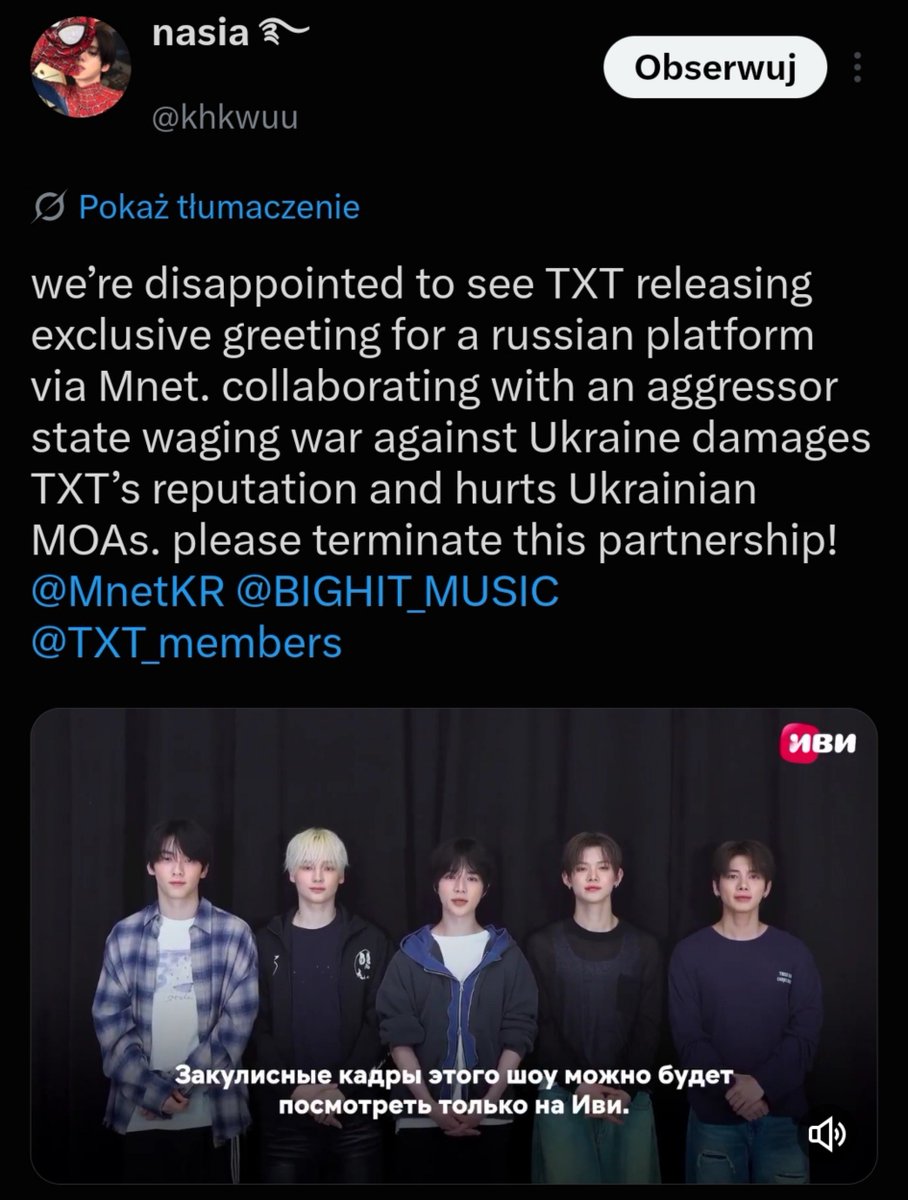 musicnewsfactpl's tweet photo. Zespół TXT znalazł się w ogniu krytyki po tym, jak nagrał pozdrowienia dla rosyjskiej platformy streamingowej. https://t.co/vEvVtvWixb