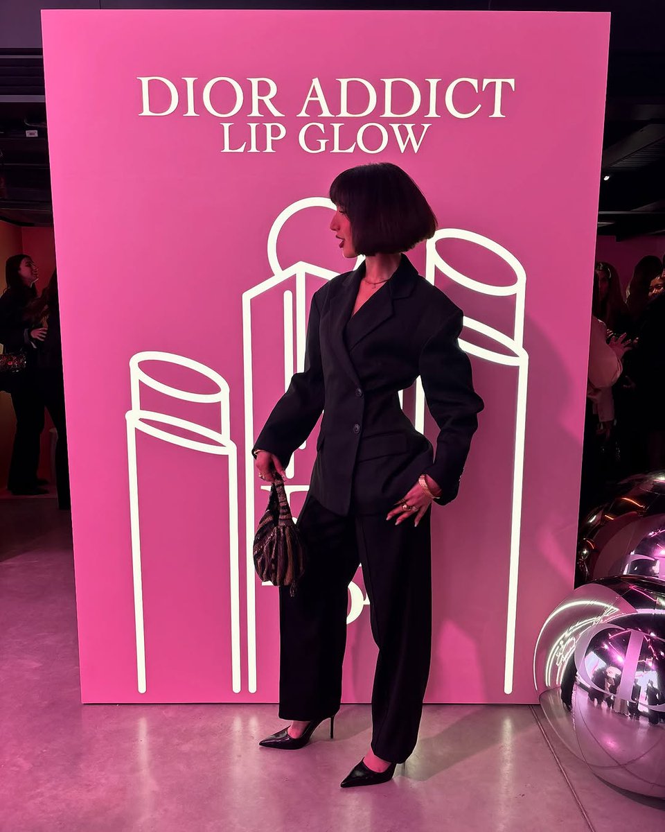 JaneKelly20's tweet photo. Chic with a suit (^з^)-☆  thanks for having me!💝 https://t.co/4g2CHm3Cjo