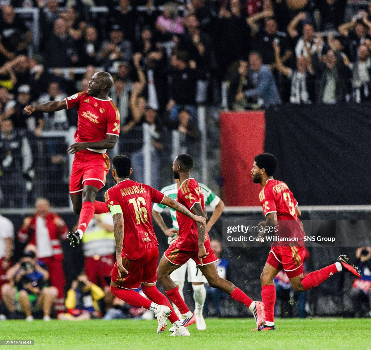 leoaguilar_29's tweet photo. Perdieron 3-0 la ida y hoy le marcaron primero. Estaban 4-0 abajo en la llave. 

La remontada del LASK Linz no tiene nada que envidiarle a la del Barcelona o Liverpool. Remontaron 4 goles para ganar en tiempos extras. 

¡HISTORIA PURA! Y con un panameño. https://t.co/3WV5KTU98H