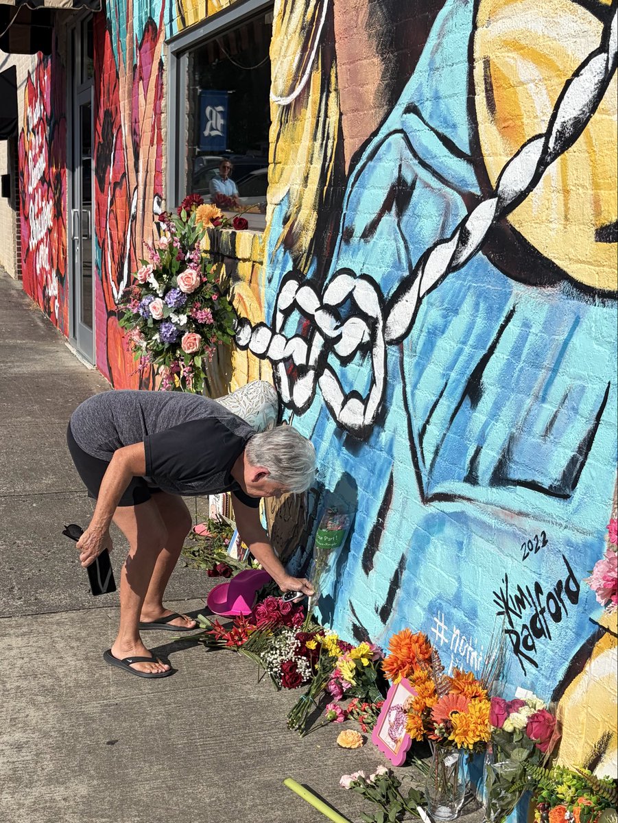 nbcaaron's tweet photo. Folks are paying their respects to Dolly at her mural in Ringgold, GA. She and Carl were married here in 1966. https://t.co/Zjzchn6UYs