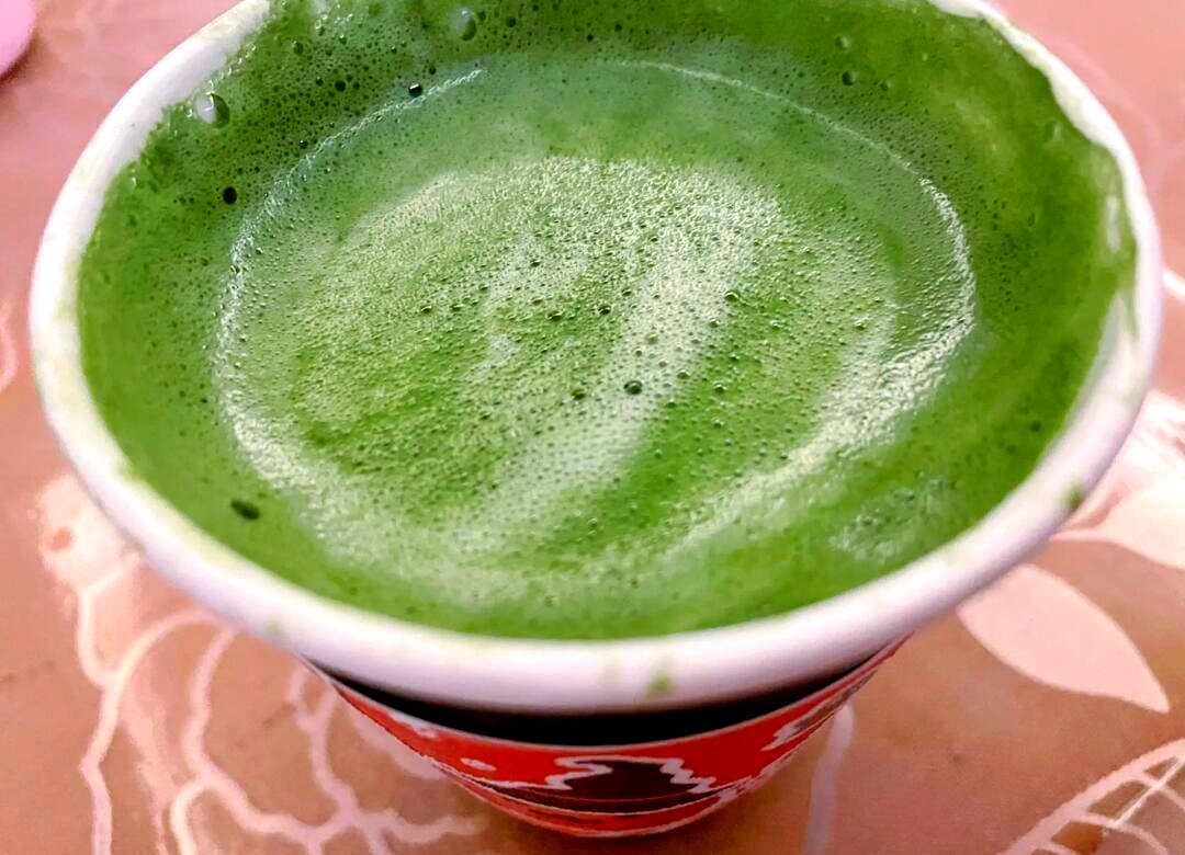 masmahb's tweet photo. [Sip sunshine in a glass! 1-minute iced matcha latte: brew matcha powder, add ice, top with oat milk u0026 a dash of vanilla. Perfect pick-me-up for busy mornings!]， https://t.co/i7ABu7ccUN
