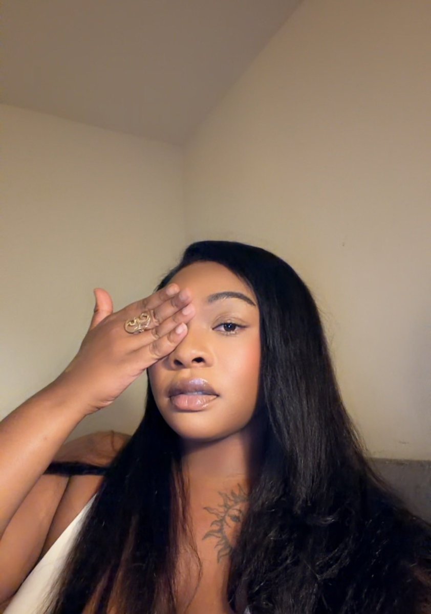RiccFoxxx's tweet photo. did my eyeshadow but I didn’t like it lmao. https://t.co/uG1pJgSrcx