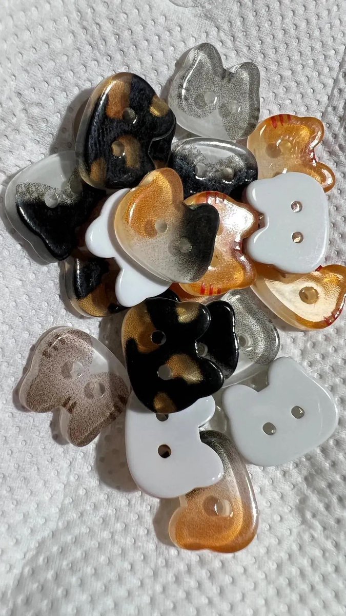 Daisyaurax's tweet photo. cat buttons https://t.co/696vmnxbiX