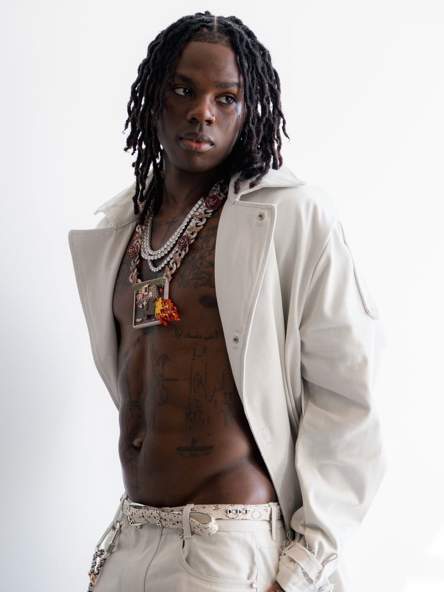 tomgorls's tweet photo. he been the nigerian butch queen https://t.co/oJYa7MgP5j
