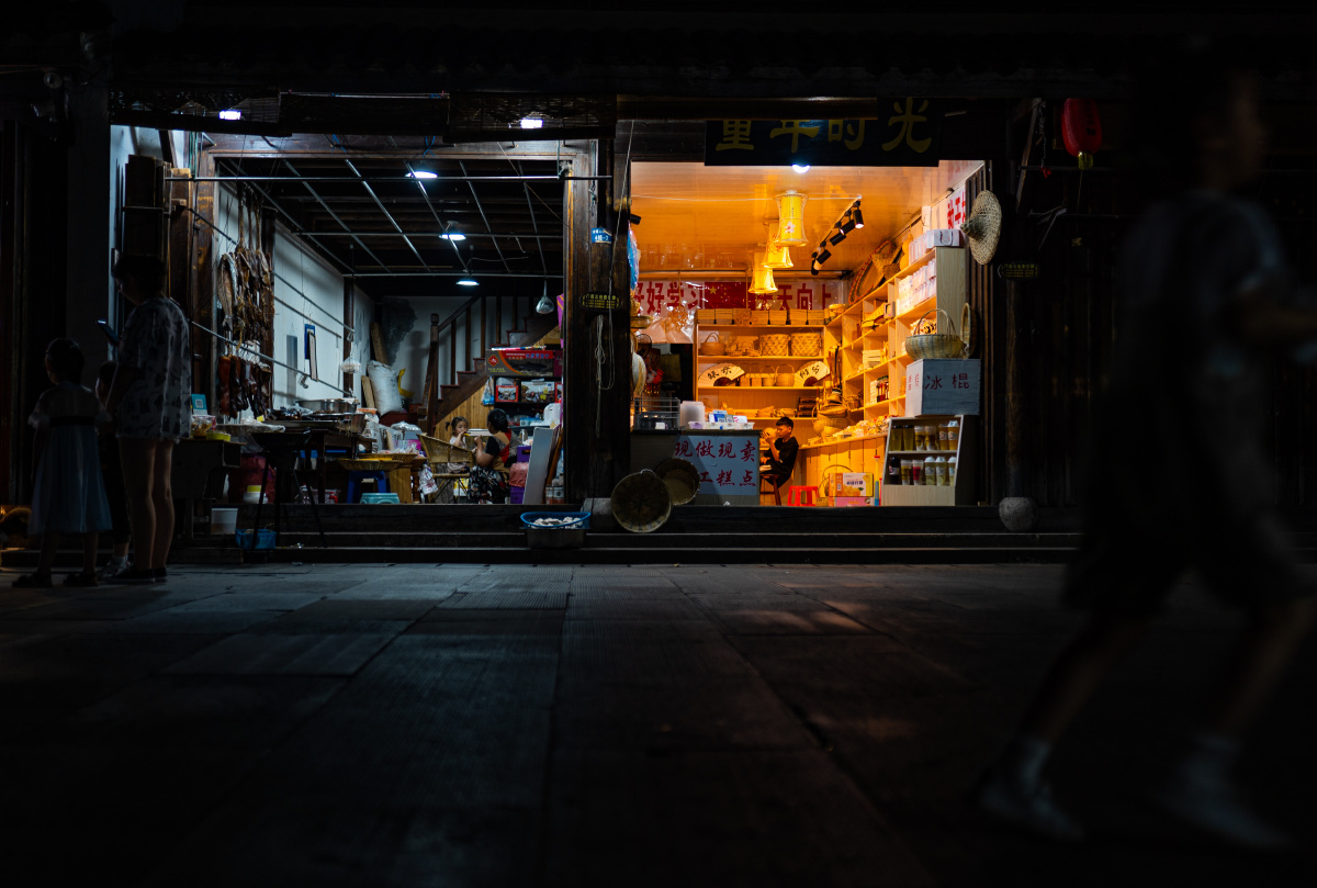 syilopail's tweet photo. Random street moment hit different—this late-night bodega glow’s way more alive than any staged shot. https://t.co/DNteX15FfA