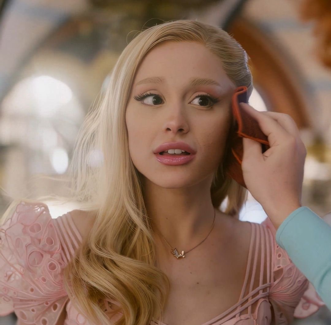 starigazed's tweet photo. glinda’s look was so tea i don’t blame ariana for changing her whole style #noshade https://t.co/p6ace3NiLb
