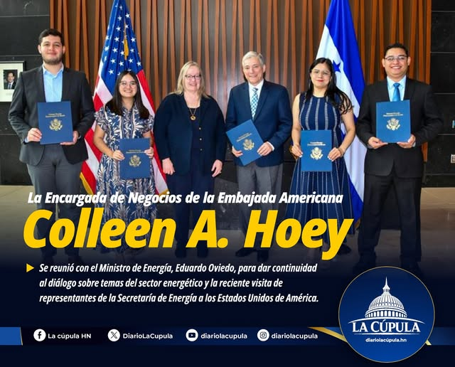 DiarioLaCupula's tweet photo. La Encargada de Negocios, Colleen A. Hoey, se reunió con el Ministro de Energía Eduardo Oviedo, para dar continuidad al diálogo sobre temas del sector energético y la reciente visita de representantes de la Secretaría de Energía a los EUA. 

https://t.co/CxrRoeW1rp https://t.co/3EjIKFvoEx
