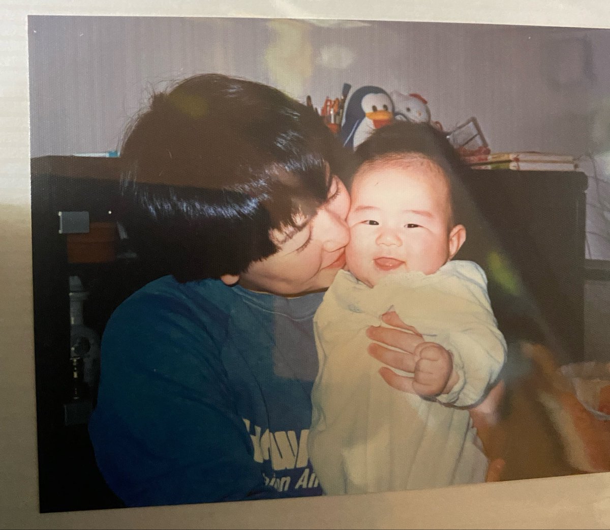 Break_ogawa's tweet photo. 「自由に生きたい」

振り返ると、起業した一番根っこの理由は、超シンプル。

昔から旅が好きだった。

大学を休学してオーストラリアに1年間行ったり、ヒッチハイクで日本一周したり、キックボードで名古屋から東京まで帰ったり。

知らない場所、人、景色、文化に出会うのが好きだった。

だから場所に縛られずに働きたかったし、日本全国や海外に行くために、収入も増やしたかった。

更に言えば、人に指示されたり、決められた場所やルールの中で働くのが死ぬほど嫌な性格。

た���ん普通の会社員には向いてない。笑

今考えると、社長になりたかったというより、社会不適合者すぎて「社長という道を選ばざるを得なかった」に近い。

結果的に、それが自分には一番合っていた。

ただ、起業したら自由になれると思っていたけど、現実はそんなに甘くない。

創業当初は販促イベント事業をやっていて、週末は各地のイオンやヨドバシ等の現場へ。
朝から晩まで働き、満員電車でクタクタになって移動する毎日。自分の年収を70万円にしても会社は赤字。

「自由になりたくて起業したのに、全然自由じゃない...むしろ苦しい...社長辞めたい。あの時ちゃんと就職しとけば良かった...」

当時は本気で毎日そう思ってた。

そんな経験があったからこそ、「関わるメンバーが時間や場所に縛られずに働ける会社を創りたい」と考えてきた。

BREAKは今、基本的にリモートワーク・フレックス制。

SNSでよく見る「リモートと出社、どちらが生産性が高いのか」という話題。
この論争には正直あまり興味がない。

生産性だけなら、毎日集まった方が効率的な仕事もある。
でも、それだけを基準に会社を創りたくない。

子育てをしながら働く。
親の介護をしながら働く。
地方や海外に住みながら働く。
大切な人との時間を守りながら働く。

仕事のために、それらを諦める人生にはしたくない。

実際、BREAKには���育てをしながら在宅で活躍したり、地方や海外に滞在しながら働いたりするメンバーがいる。

そして何より、この働き方に一番救われたのは自分自身だった。

5年前、母が急性骨髄性白血病を発症し、緊急入院。突然の事すぎて心がぐちゃぐちゃになり、泣きじゃくったのを今でも覚えている。

そこから１年間の壮絶な闘病生活。
最終的に母は亡くなってしまったけれど、その間は東京の実家に戻り、仕事を続けながら家族の側にいられた。

母の入院費や実家のローンも支えられた。

そして何より、母のそばに最期までいられた。

20代の頃に欲しかった自由は、

「海外に行きたい」
「人に縛られたくない」
「満員電車に乗りたくない」

ある意味、自分のための自由だった。

でも、年齢を重ねて自由の意味は変わった。

「自由が���るから、大切な人を守れることもある。」

人生には突然、仕事より大切なものを優先しなければならない瞬間が来る。

その時に「仕事があるから」「お金がないから」と諦めるのではなく、自分で選べる状態でいたい。

自由とは、人生の大切な局面で「自分で決められる力」だ。

ただし、自由は楽をすることではない。

誰にも管理されなくても自分を律する。
期限を守る。
成果を出す。
任された仕事をやり切る。
必要なら顧客に直接会いに行く。

成果が出なければ、当然評価も下がる。
自由と責任はセットだ。

責任を引き受けられる範囲が広がるほど、自分で決められる範囲も広がる。

だから、スキルや経験を増やす。
成果を出す。
信頼を積み上げる。

それは全部、人生の意思決定権を自分に増やしていくことでもある。

「自由」の反対は、会社員でも出社でもない。

「選べないこと」だ。

毎日出社してもいい。
地方に住んでもいい。
会社員でも経営者でもいい。

重要なのは「何を選んだか」ではなく、「自分で選んだか」。

だからBREAKのメンバーには、もっと自由でいてほしい。

色んな場所へ行き、色んな人に会い、仕事以外にも挑戦してほしい。
そして何より、家族との時間を大切にしてほしい。
そこで得た経験を、また仕事や誰かの人生に還元すればいい。

教育事業をやっている理由も、この働き方を続けている理由も同じ。

自分の人生を、自分で選べる人を増やしたい。

Break The Border.

自分の人生のハンドルを、自分で握る。
それがBREAKの考える「自由」です。

写真：幼少期の自分と母