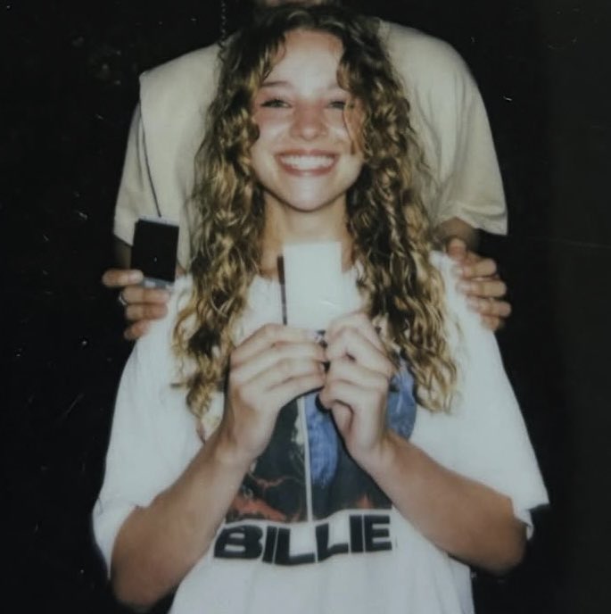 bobragasonbra's tweet photo. O SORRISO! Bo Bragason em nova foto, usando uma camiseta da Billie Eilish! 🩵 https://t.co/3YEhYJMGXF