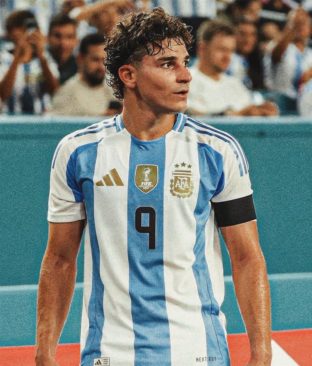 EduardoHagn's tweet photo. 🚨 @pedro_morata:

The situation is unheard of:

Julian Alvarez remains fixated on joining Barcelona. 🇦🇷

As if believing that something divine will happen at the last minute to fix it. ⚡️

Barcelona doesn't make a move, and neither does the player. 😳 https://t.co/hukZGcqHpR