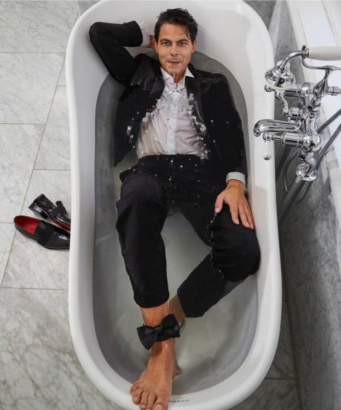 DaysOfNoahh's tweet photo. Dutch Prime Minister #RobJetten, lying in a bath in clothing.... All elites -constantly- do #occult #symbolism, to show they're in the club, but nobody in the general public notices.
It's mostly #freemasonry, but also a lot of more sick stuff once you realize what it all means. https://t.co/d5hDgvM09V