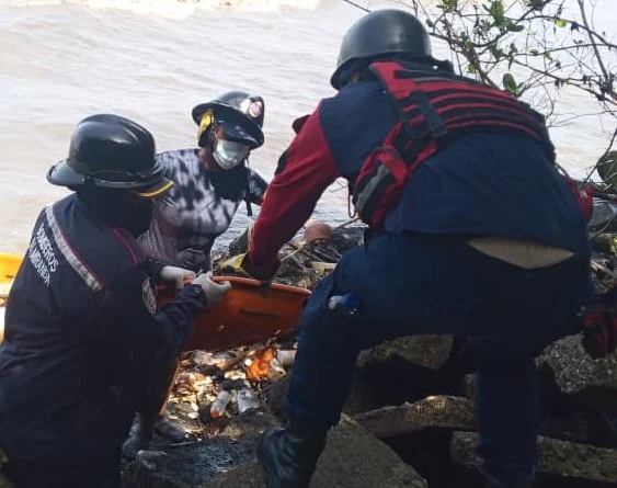 ReporteYa's tweet photo. #25Ago #Lluvias #Miranda
El cuerpo de Carlos Yoneiber Quintana, de 29 años, fue localizado en una playa de Barlovento tras caer al río Guaire durante las lluvias del 17 de agosto. Fue identificado por sus tatuajes. – El Pitazo https://t.co/6QsP8XHUaQ