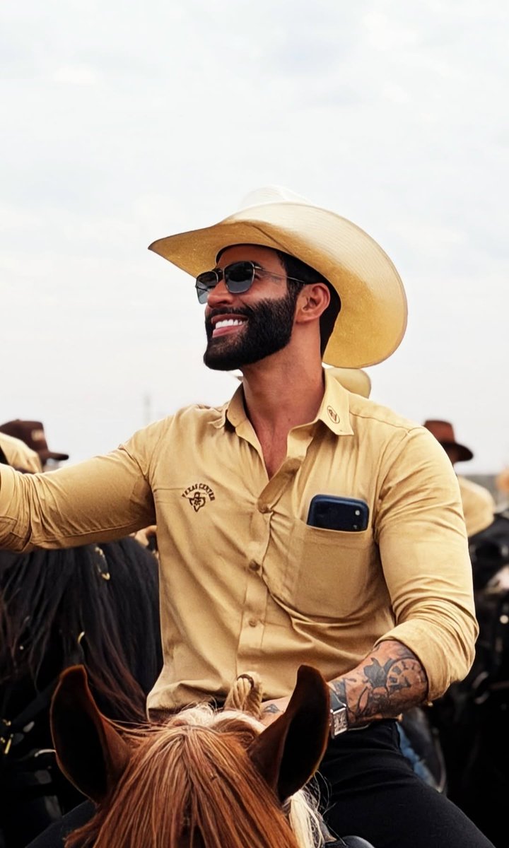 gusttavolima360's tweet photo. LINDOS! 🤠❤️ Gusttavo Lima e Andressa Suíta trajados para a Cavalgada do Embaixador, que aconteceu mais cedo em Barretos. 
📸 robert luiz https://t.co/CpsffvRuna