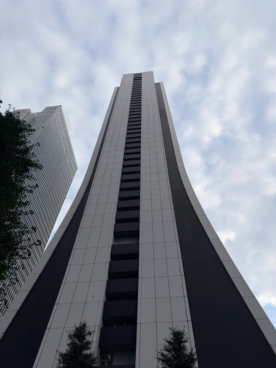 chankatto's tweet photo. （2026.08.26 水）
今朝は薄曇り🌥️
外気は既に28℃台のようで蒸し暑いです💧
今日も熱中症に警戒要ですね。
写真は0650時頃の新宿SOMPOビル上空。 https://t.co/VuJh2oHnhy