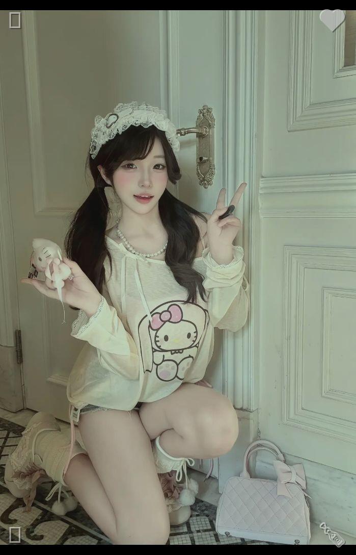 amanene123's tweet photo. Upon arriving home, I feel weary yet content. After pouring myself a glass of water, I make my way to the kitchen to prepare the evening meal. I choose to whip up some soup and sandwiches, utilizing the remaining sourdough loaf. The meal is hearty, soothing, and just right for a https://t.co/3yEZ2wZrxw