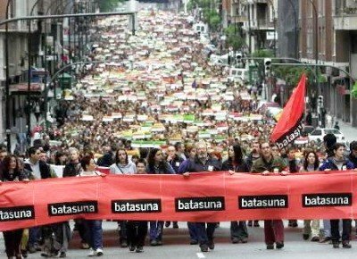 outsidersesp's tweet photo. Un día como hoy, el 26 de agosto, pero de 2002, el Estado español inició el proceso de ilegalización del partido Batasuna.

La Audiencia Nacional prohibió sus actividades durante tres años y el Congreso español dio luz verde a su ilegalidad. 

Los militantes esperaban la decisión en sus residencias de Vitoria-Gasteiz, Donostia y Bilbao. 

La policía española entró violentamente para llevárselos y hubo disturbios. 

Todo ello al dictado del "demócrata" Baltasar Garzón. 

Por poner en perspectiva, cabe recordar que en España nunca se ilegalizó el partido falangista, por ejemplo.