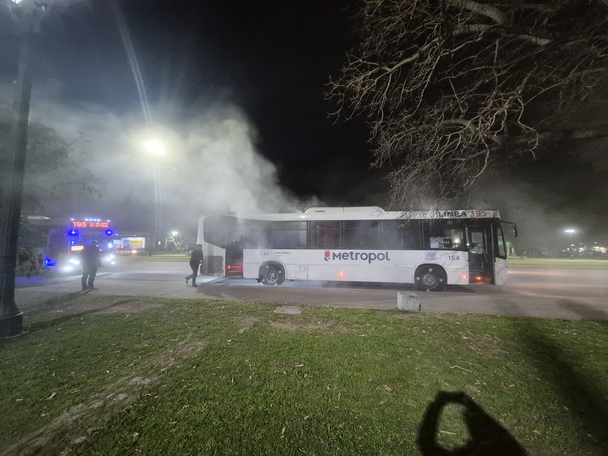 Hebe_JP's tweet photo. @UsuariosCostera Mientras tanto... El bondi que nos levantó en alpargatas, porque se quedó el que nos llevaba a La Plata, la quedó en Villa Elisa prendido fuego https://t.co/xoAkgXC96Y