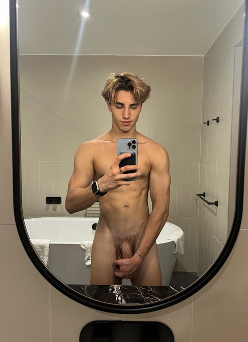 chrisdominlop's tweet photo. Single, confident, and waiting to see which handsome man has the courage to make the first move 😏🔥 Don’t just like the photo—come say hello. My DMs are open. 🏳️‍🌈👀 #GayTwitter #SingleGay #GayMen #LGBTQ #Dating https://t.co/Ll5LfbCT0P