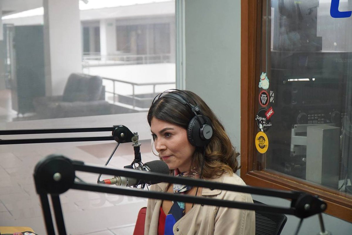 MonicaMgn's tweet photo. Estuvimos en Grupo Radiorama con Rox Cárdenas, de @MAXIMA1067FM , y Eduardo Hernández, de @extasis1059fm, para conversar sobre dos causas muy importantes por las que hoy trabajamos: el acompañamiento a las mujeres que luchan contra el cáncer de mama y la urgente tipificación del reclutamiento forzado de niñas, niños y adolescentes.

Gracias por abrir estos espacios para informar y sumar esfuerzos. 🎙️🧡