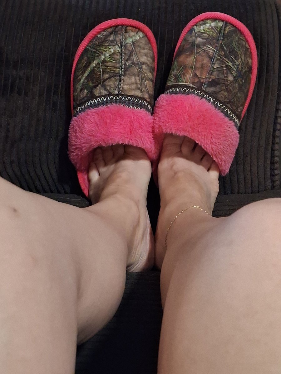 Sweetpetite_6's tweet photo. Chilling in my slippers https://t.co/FA5ROPVYuA