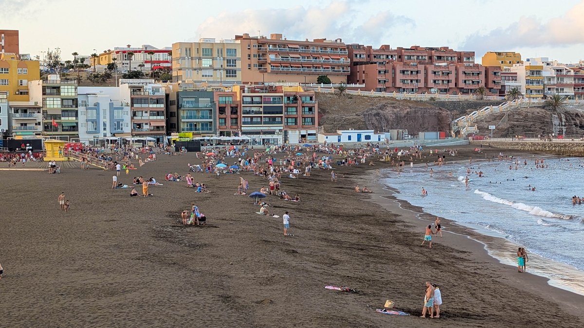 AntonioRico25's tweet photo. 2015 hrs con calor y playa llena  #Telde #GCanaria @AEMET_Esp @AEMET_Canarias @TiempoRTVC @lasextameteo @meteogc @ElTiempo_tve @el_tiempohoy @ElTiempoA3 @VickyPalmaMeteo @RAM_meteo @EmocionesCan @EmiliaGlez1 @Tiempo_Mercedes @fcocachometeo @CedresEdgar @RofBrian @FloraGonzalez https://t.co/hYn2COKN2V