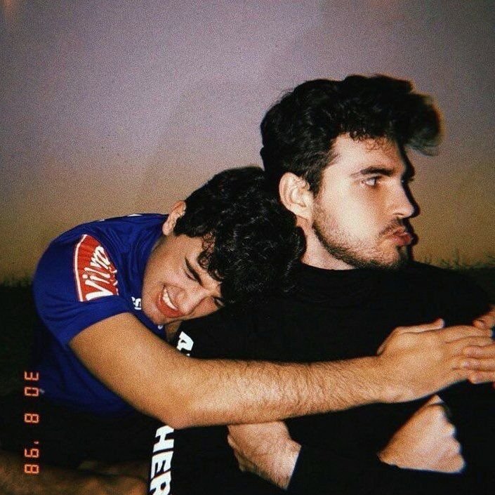 fav_clarao's tweet photo. eu acho fofo que eles definitivamente tem uma pose favorita https://t.co/260KRif8Uw