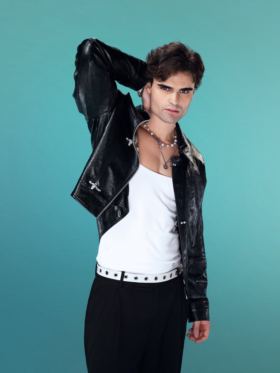 RobMiranda202's tweet photo. FOTOS OFICIAIS! Trouxemos para vocês as fotos oficiais do Rob no #EstrelaDaCasa! E aí, o que acharam? 👀🦇 #TeamRob https://t.co/s3L8L0SIeK