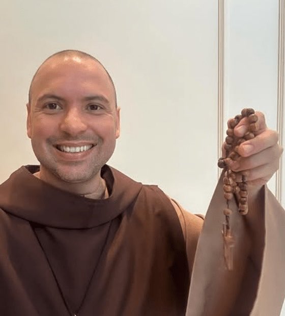 Sachinettiyil's tweet photo. They said people are no longer interested in Christianity.

Meanwhile, Catholic priest Frei Gilson, Brazil’s biggest streamer, who draws millions to his live Rosary prayers, has reached 10 million subscribers on YouTube. https://t.co/0Bh9lysx8A