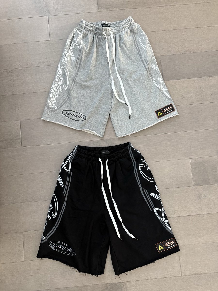 JohnGeiger_'s tweet photo. Grey Or Black?! https://t.co/iQrdF0SPGF